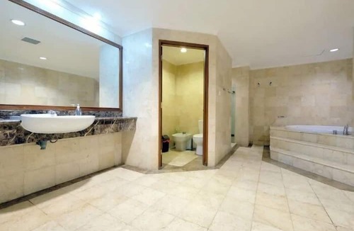 Tanjung Duren Utara Apartment | 4BR Cozy Tropical Retreat Penthouse