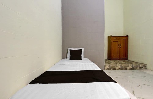 Semarang Utara House | Chic Deluxe Twin Comfort Stay w/Free Wifi