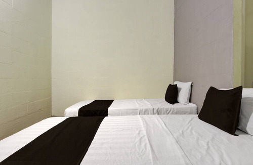 Semarang Utara House | Chic Deluxe Twin Comfort Stay w/Free Wifi