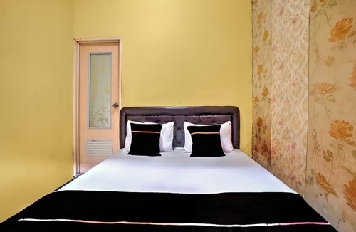 Dinoyo Hotel | OYO 95043 Guest House Adel's