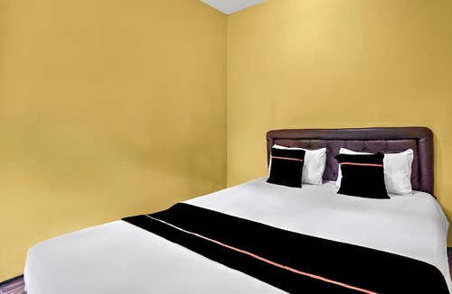 Dinoyo Hotel | OYO 95043 Guest House Adel's