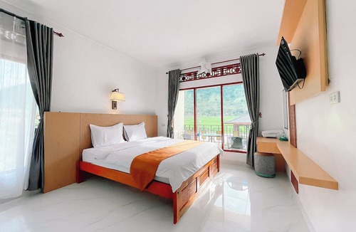 Tuk Tuk Hotel | Simangande View & Resto by Staigo