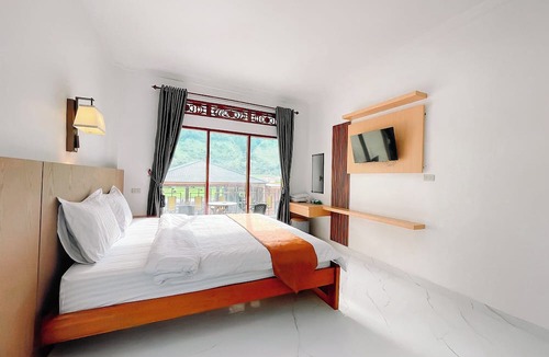 Tuk Tuk Hotel | Simangande View & Resto by Staigo