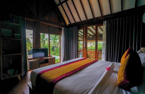 Mambal Villa | Rumah Tengah Sawah