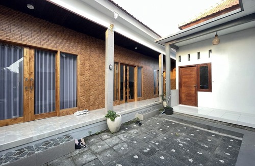 Batu Bolong Hotel | Zee House