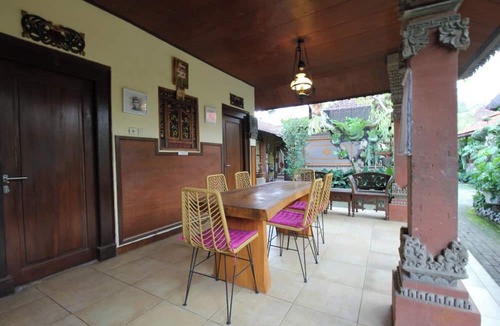 Mekar Bhuwana Hotel | Capital O 94011 Binhari Guest House