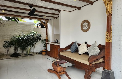 Batu Bolong Hotel | The Calmtree Bungalows