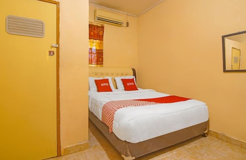 Padang Hotel | OYO 2946 Handira Homestay