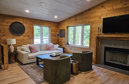 Adams Cabin | Cabin with hot tub, heated swimming pool and acres of backyard hiking