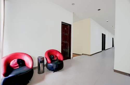 Surabaya House | Cozy Twin Escape with Free WiFi and Parking