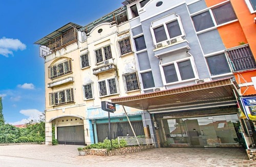 Pekanbaru House | Luxury Deluxe DBL Retreat W/Free WiFi and Parking