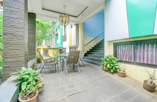 East Jakarta House | Cozy Double Escape W/Free WiFi and Parking