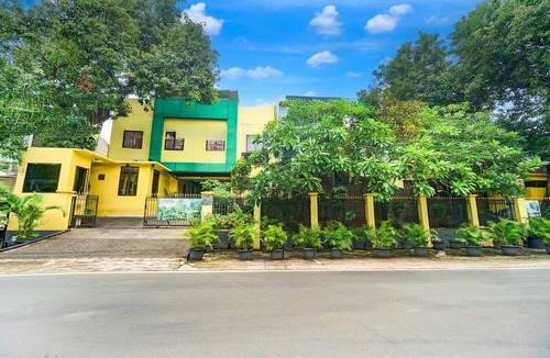 East Jakarta House | Cozy Double Escape W/Free WiFi and Parking