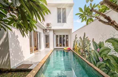 Mumbul Villa | Chic 3BR in Nusa Dua w Ocean View+Cinema+Rooftop