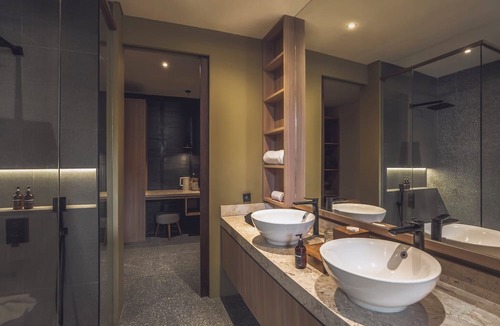Batu Bolong Resort | Modern 1BR Suite Retreat Walk to Canggu Beach