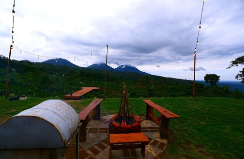 Gobleg Cabin | Mountain View! 1BR Tent in Buleleng