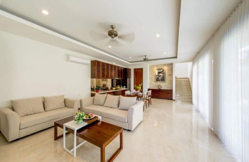 Mumbul Villa | Georgeous 2-Bed Villa with HiSpeed WiFi, Fitness Room, AC and Private Carspace.
