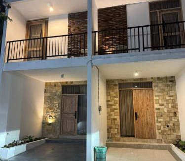 Banaran Villa | Villa Rajendra Modern Mezzanine untuk Keluarga