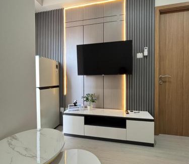 Lubuk Baja Apartment | Family 2BR Apartment 2 Queen Beds Near Mall