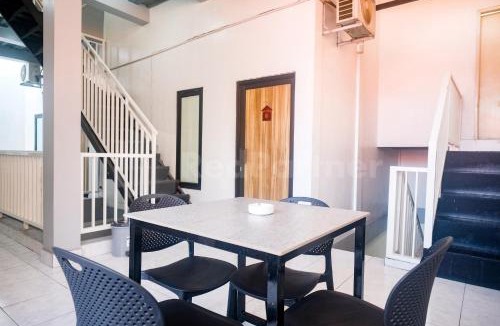 Laweyan Hotel | D Palma Near Lokananta Manahan Mitra RedDoorz
