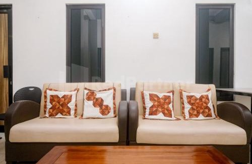 Laweyan Hotel | D Palma Near Lokananta Manahan Mitra RedDoorz