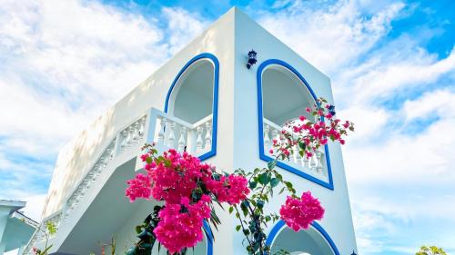 Langowan Resort | De BOUGENVILLE Tulap Beach Front