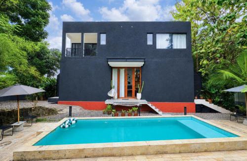 Srimulyo Villa | Guru Giri Forest 2BR Pool Access with Breakfast