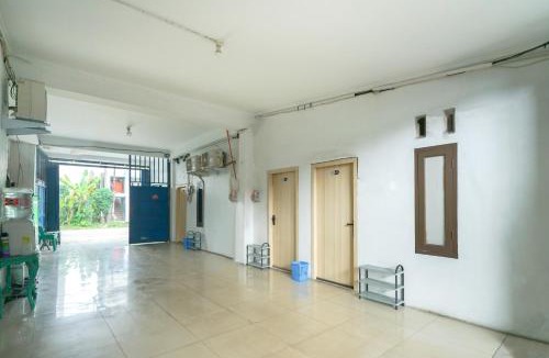 Karawang Hotel | RedDoorz at Jalan Otista Karawang