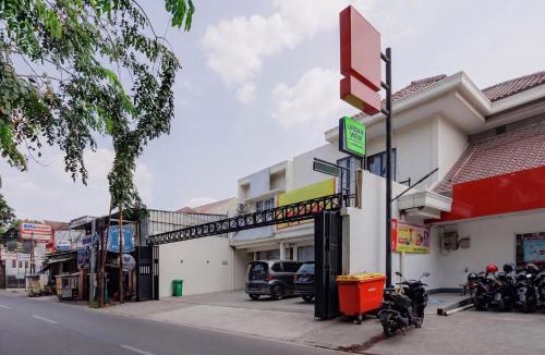 East Jakarta House | Urbanview Hotel Syariah Viero Condet