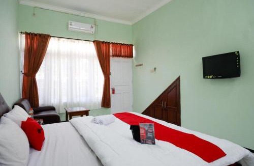 Cilacap Hotel | RedDoorz Plus near Stadion Wijaya Kusuma