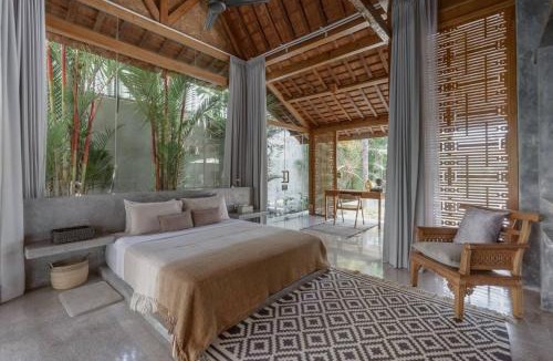 Batu Bolong Villa | Huge Canggu Lux Villa Walk to Beach and Entertainment