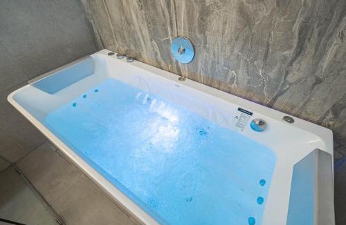 Celuk House | Studio room with Jacuzzi near Ubud