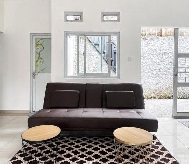 Jimbaran Bay House | Guesthouse walking distance to Beach with share kitchen