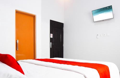Nganjuk Hotel | RedDoorz Plus Syariah at Umyas Hotel near Terminal Anjuk Ladang Nganjuk