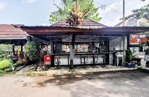 Kebumen Hotel | RedDoorz at Etnik Guest House
