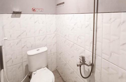 Sidoarjo Hotel | RedDoorz at Deluxe Hotel near Terminal Purabaya Bungurasih