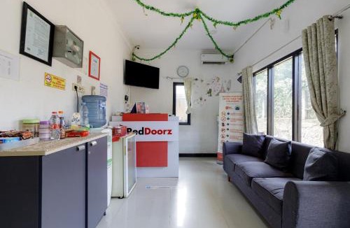 Bekasi House | RedDoorz Plus near Trans Studio Cibubur 2