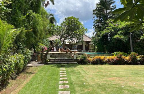 Lokapaksa Villa | Beachfront Villa Nirwana with Private Jacuzzi