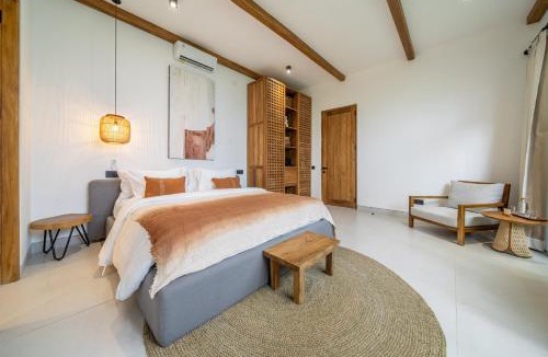 Petulu Villa | Bergamo by DH - Palm Tree Escape with Pool & Spacious Patio