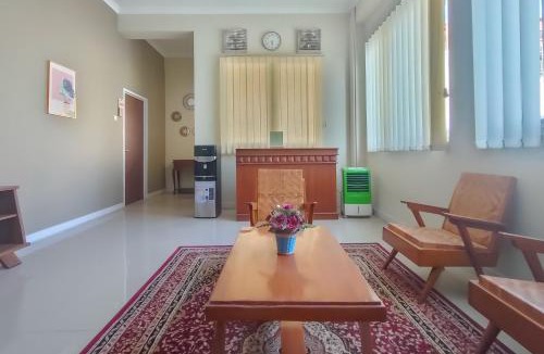 Hargomulyo Hotel | RedDoorz Syariah at Innap Guest House Alun Alun Sragen