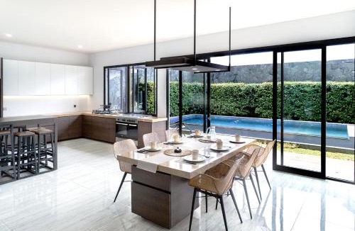 Sukajadi Villa | Villa in Bandung with Swimming Pool, Netflix & BBQ