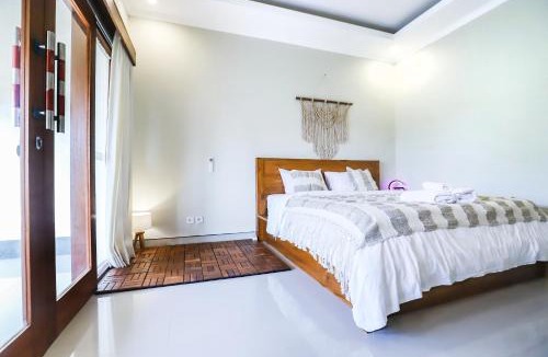 Lodtunduh House | Modern Room w/ Desk, Kitchenette & 2 Rest Zones-1