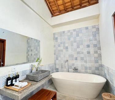 Pererenan Bed & Breakfast | La Pan Nam Exotic Villas and Spa