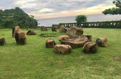Tumbu Village Bed & Breakfast | Makawi Tuwa Cliff - Luxury Cliff Stay with Private Beach, Infinity Pools and Ocean View