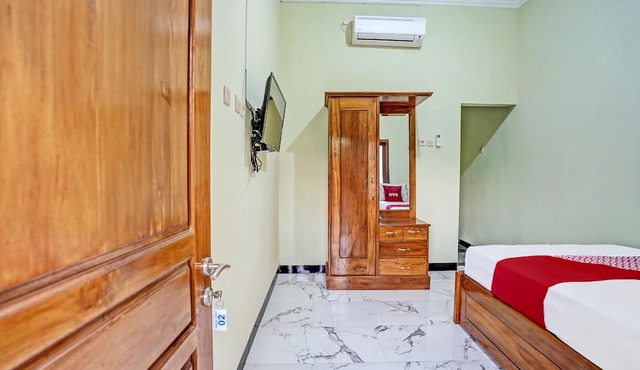 OYO Life 92043 Kost Barokah Syariah Madiun in Madiun