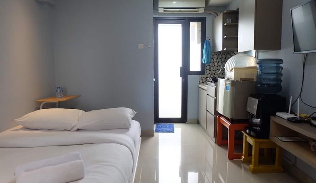 Nice And Strategic Studio Kebagusan City Apartment