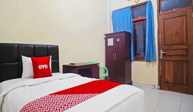 OYO 1804 Guest House Oema'h Opa in Metro