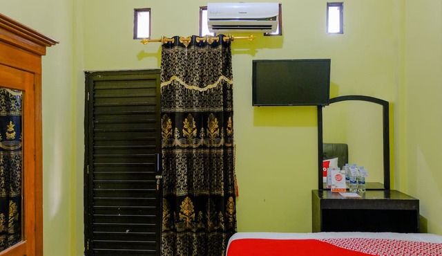 OYO 1784 Hj. Aniek Residence in Madiun