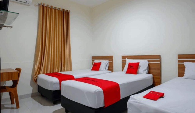 RedDoorz near Living Plaza Purwokerto in Purwokerto