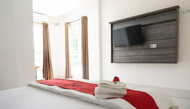 RedDoorz Plus @ Ende City Center in Ende
